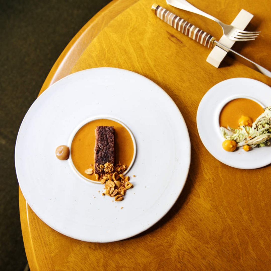 Bœuf  d'Aubrac maturé au karité, sauce mafé, fonio, tamarin chez MoSuke (Paris) © MoSuke