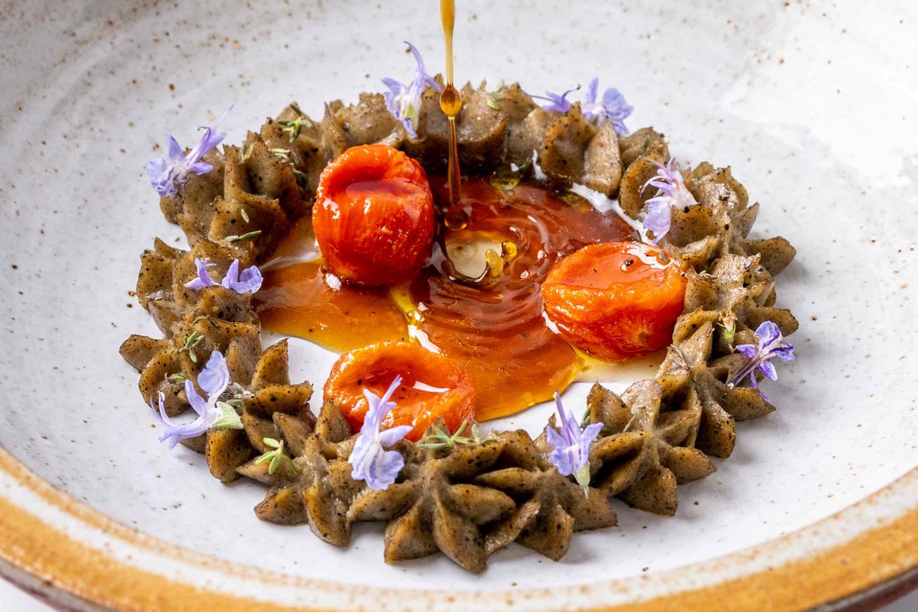 Elaboración de hortalizas escalibadas, donde la tierra y la técnica se unen para dar lugar a este plato de Les Moles. © Les Moles