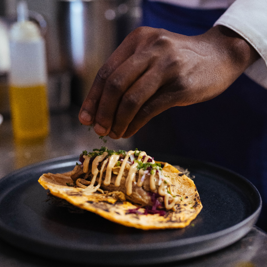 Epaule d'agneau de Sisteron confite, tacos de patate douce, gombo et pickles de légume chez Kin (Marseille) © Bruno Chiappe