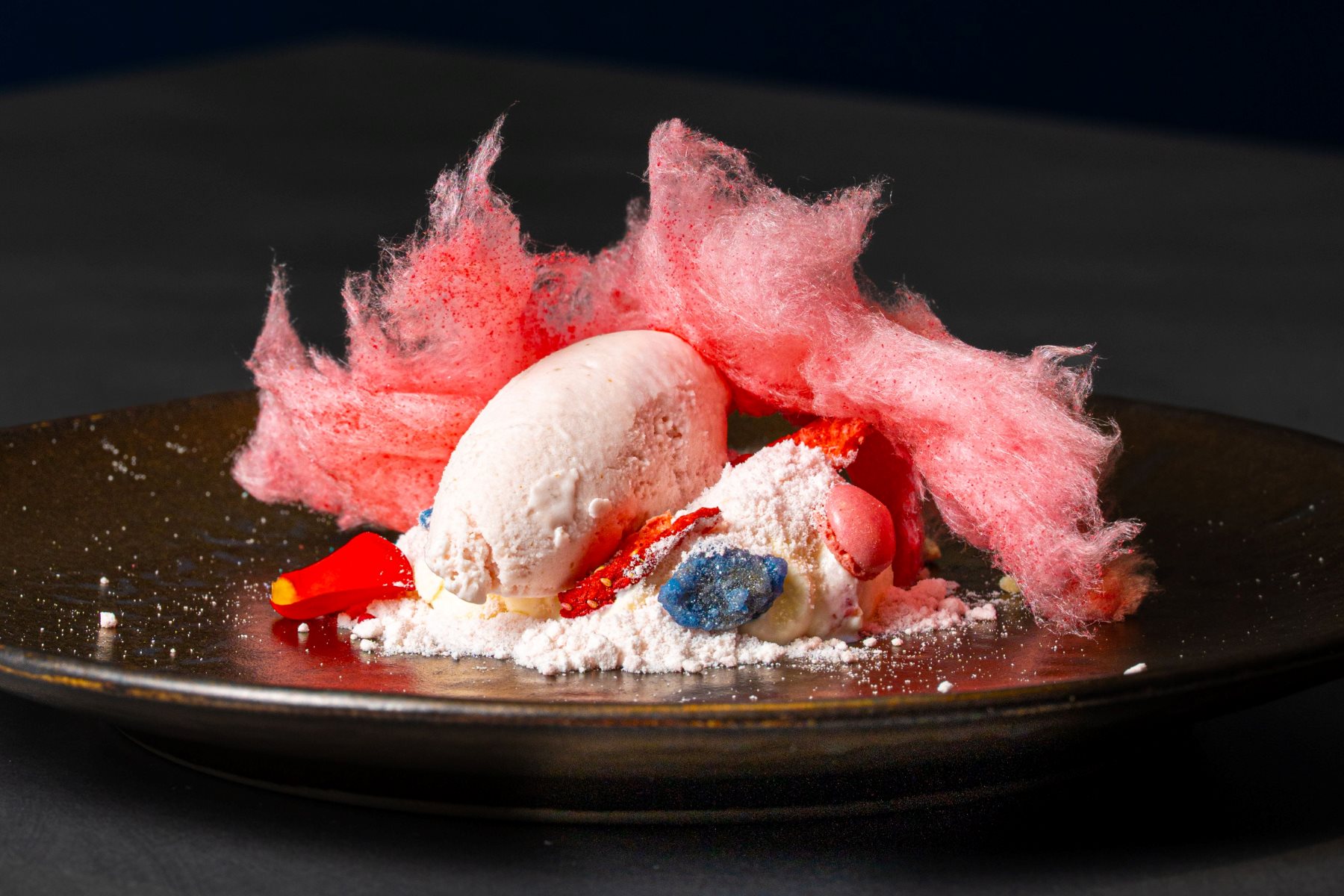 Pantera rosa de cereza del Jerte, un postre creativo y muy estético del restaurante Alquimia – Laboratorio. © Rumble Rec/Alquimia – Laboratorio