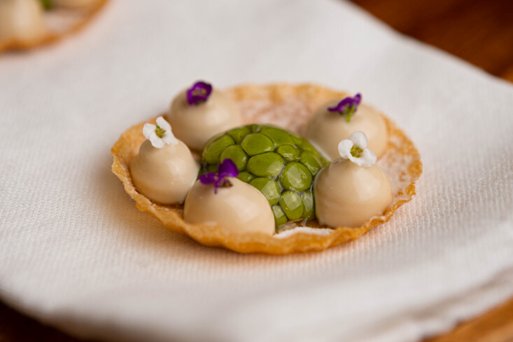 Matrimonio riojano, un aperitivo que combina anchoa, boquerón y pimiento verde. Una versión moderna del tradicional y primer pincho de la calle Laurel de Logroño. © Mario Santolaya/Ikaro