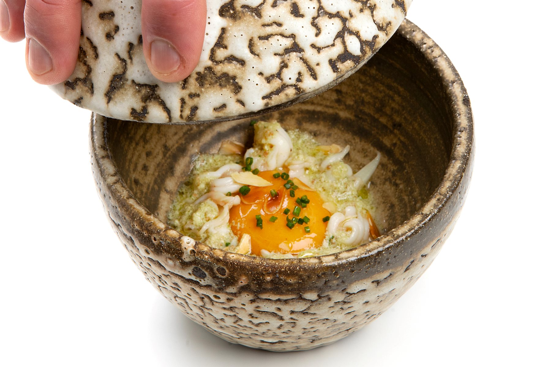 Yema de huevo, espuma de boletus y hongos con un majado de gamba, almendra y brandy: un plato de producto, mar y tierra del restaurante Rubén Miralles. © Rubén Miralles