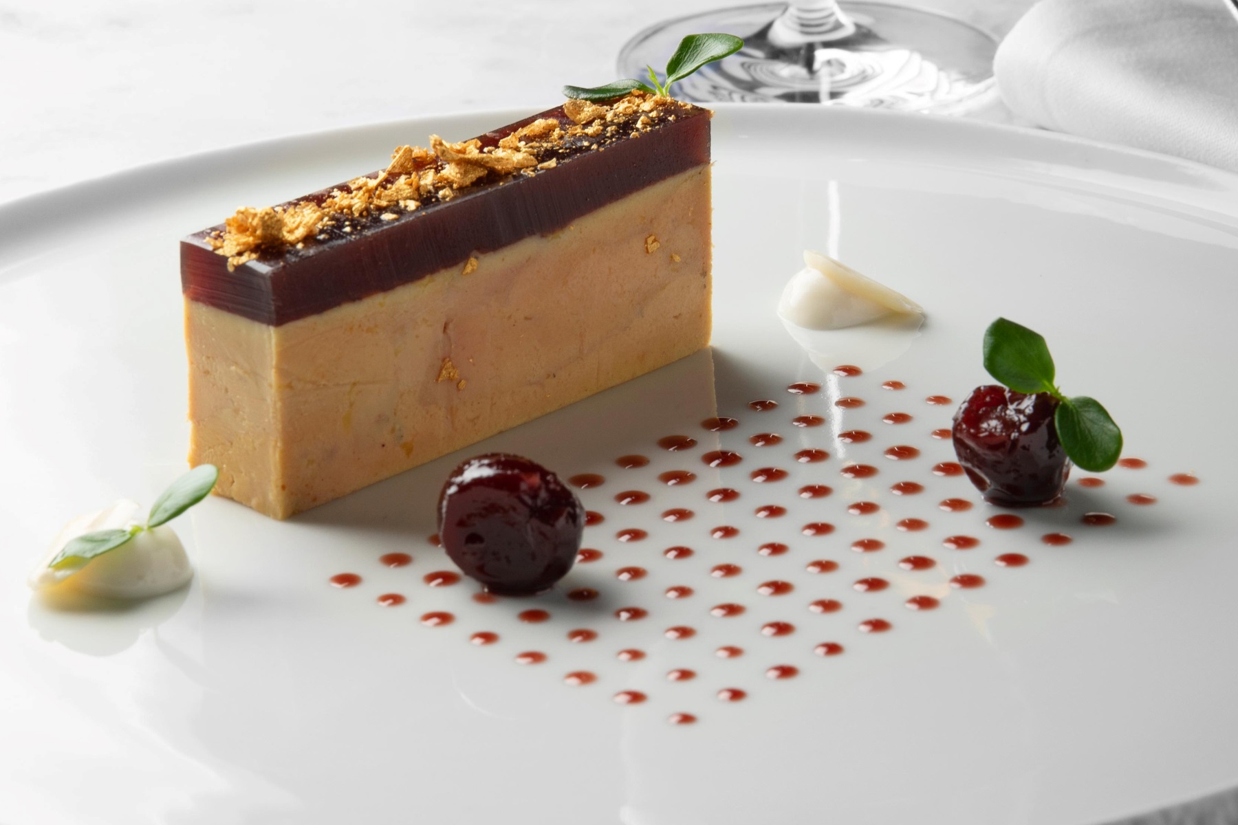 Terrina de foie con gelatina de Oporto, cereza amarena, almendra y brioche, del restaurante Hofmann, en Barcelona. © Cristina Sabaté Llecha/Hofmann