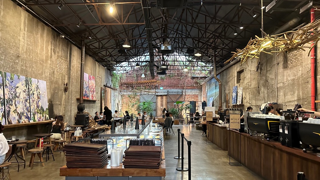 Daelim Warehouse, a warehouse repurposed as a cafe and art space. © Yllyso