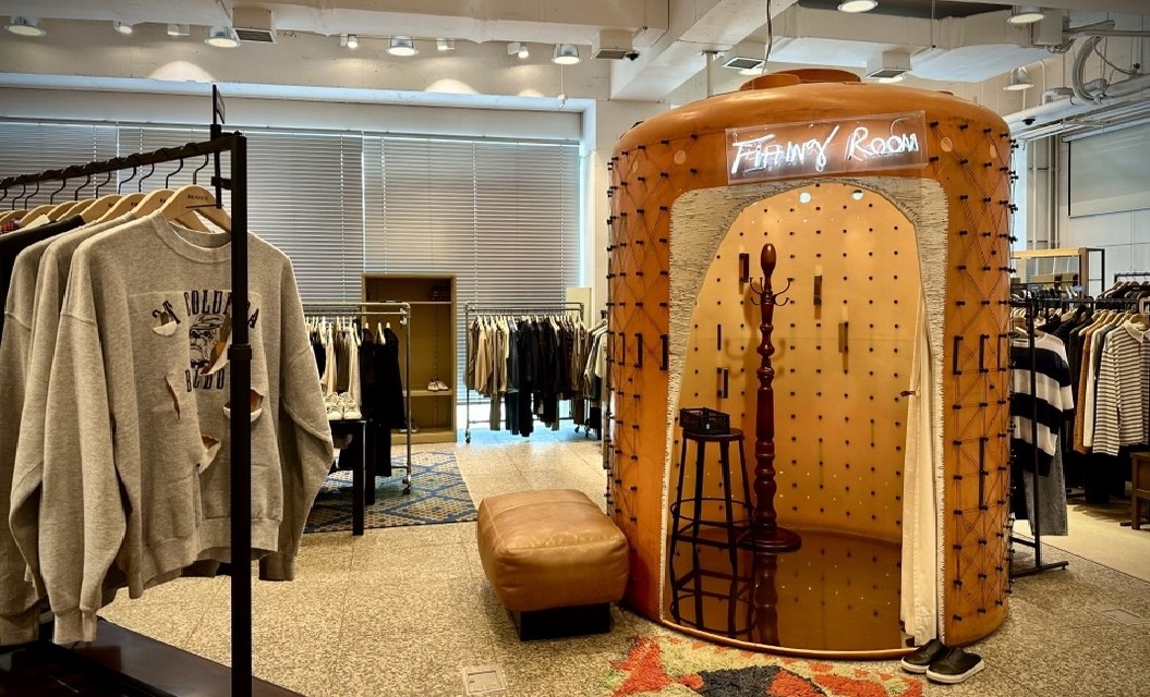 The water tank-turned-fitting room at Beaker Cheongdam has become an Instagram favorite. © Lee Hyo-won