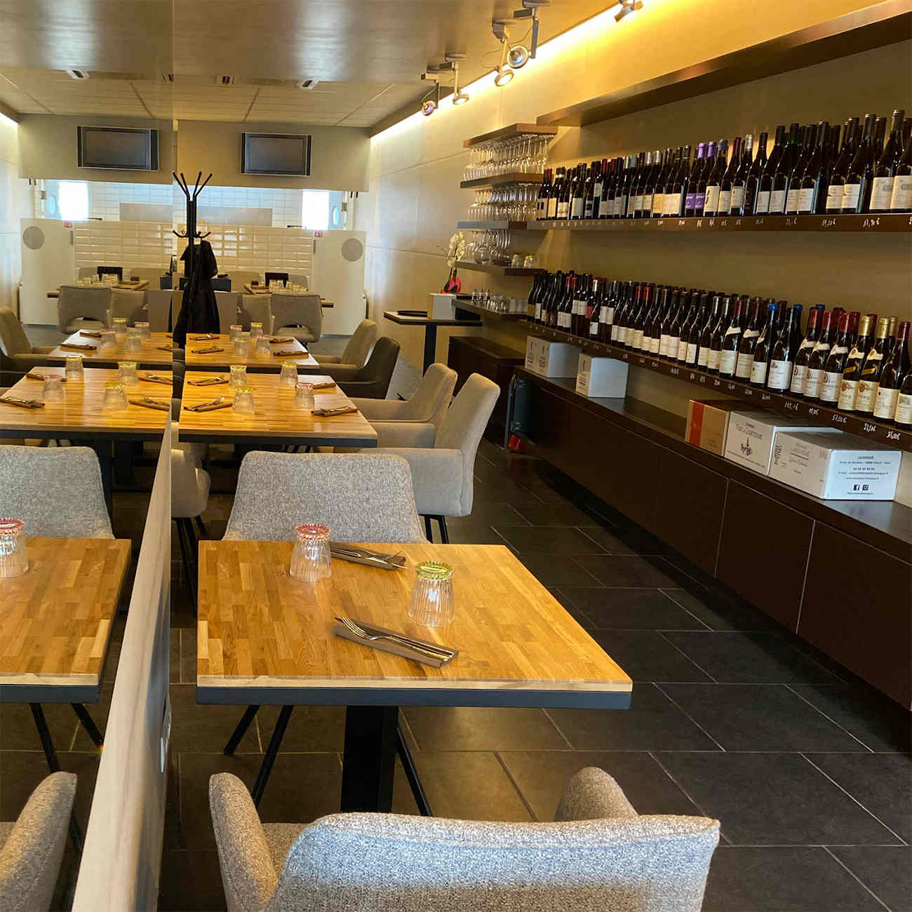 Wijn krijgt een voorname plaats in deze gezellige cave gourmande. © Pierre-Luc Husson