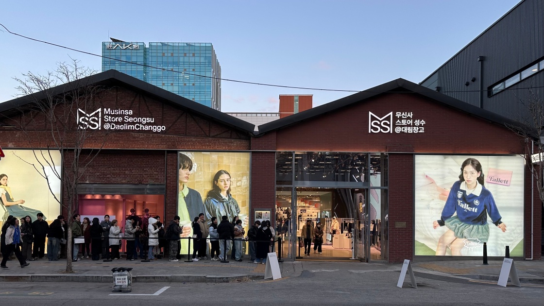 Queues outside Musinsa Store Seongsu underscore the district’s pull as a streetwear hub. © Yyllo