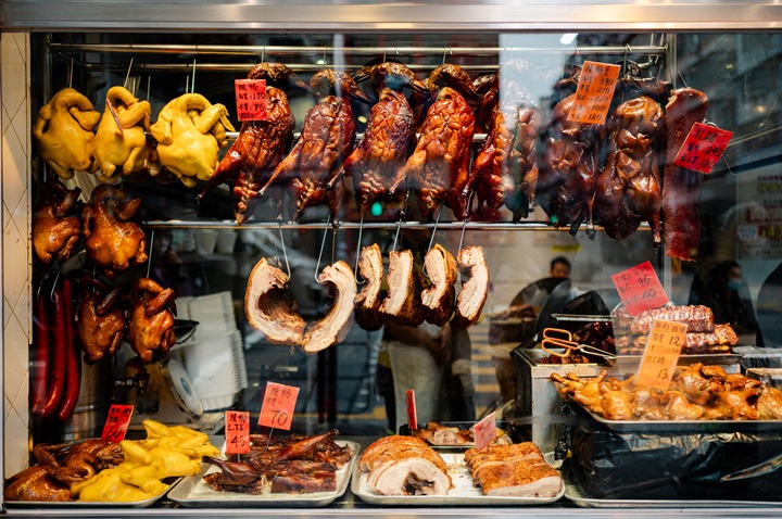 燒鵝、叉燒、乳豬、白切雞……在香港，燒味既是日常，也是盛宴。（©Shutterstock）