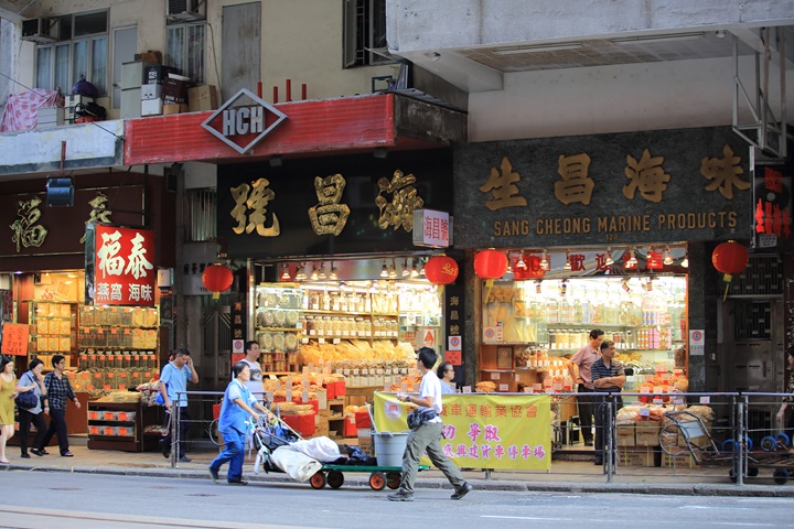 Sheung Wan’s Des Voeux Road West and the entire length of Wing Lok Street are well-known areas for dried seafood. © Shutterstock