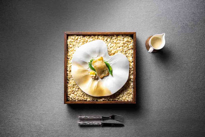 米芝蓮一星中餐廳萬豪金殿招牌菜之一杏仁濃湯煎花膠。（©萬豪金殿）