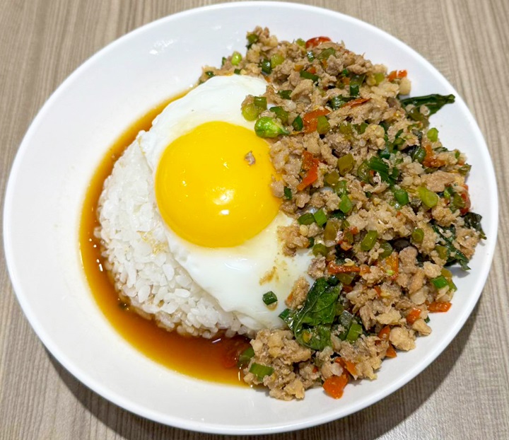 禾日香（民族路）是東區不能錯過的美味，招牌滷肉飯最具人氣，圖中的打拋豬飯也是許多人的心頭好。（©禾日香（民族路））