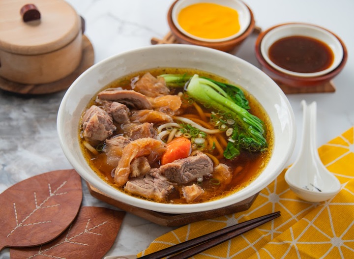 九添福牛肉麵的湯頭以牛腩配以醬油和大量蔬果燉煮，使湯頭帶自然香甜與牛肉清香。（©葉沁鴻/九添福牛肉麵）