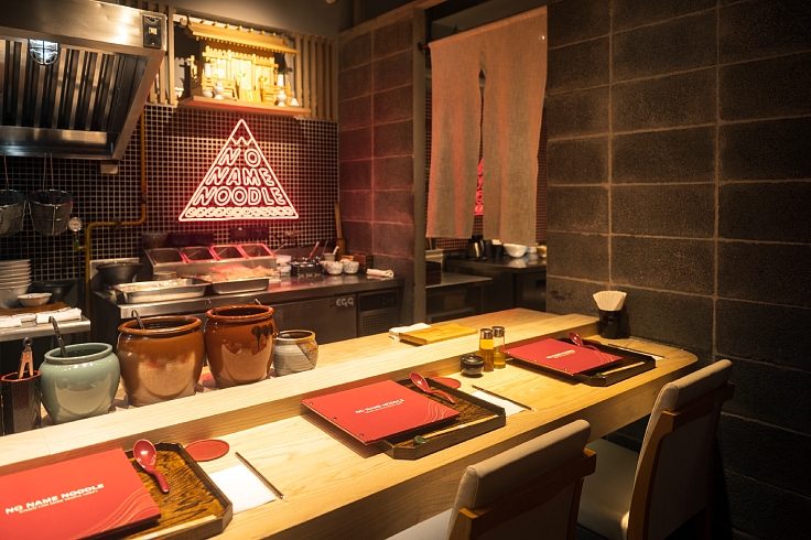 At the 12-seater counter, a triangular logo evokes Mount Fuji, softly framed by clouds. (© Anuwat Senivansa Na Ayudhya/The MICHELIN Guide Thailand)