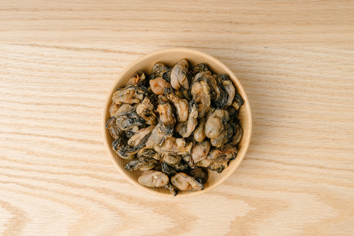 蠔豉是生蠔曬乾而成的海味，寓意「好事」的諧音，是新春團年飯必備菜餚。（©Shutterstock）