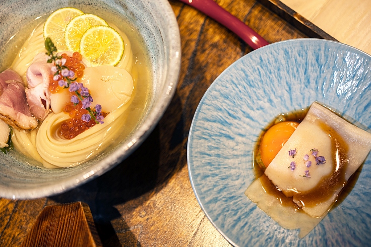 Open for lunch only, No Name Noodle serves a limited number of bowls each day from 11 a.m. to 3 p.m. Wednesday through Sunday. (© Anuwat Senivansa Na Ayudhya/The MICHELIN Guide Thailand)