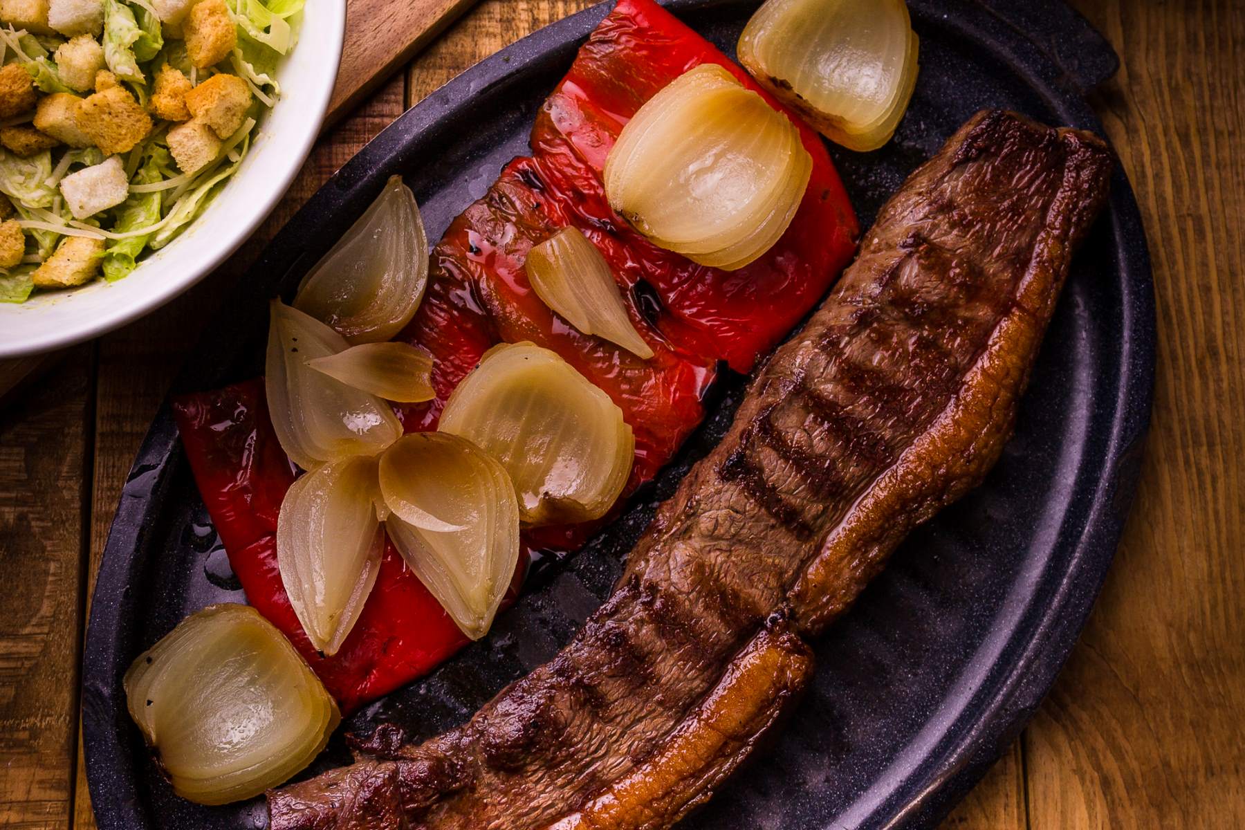 A parrilla uruguaia é a protagonista do El Tranvia, um restaurante de ambiente familiar no Itaim Bibi. © El Tranvia