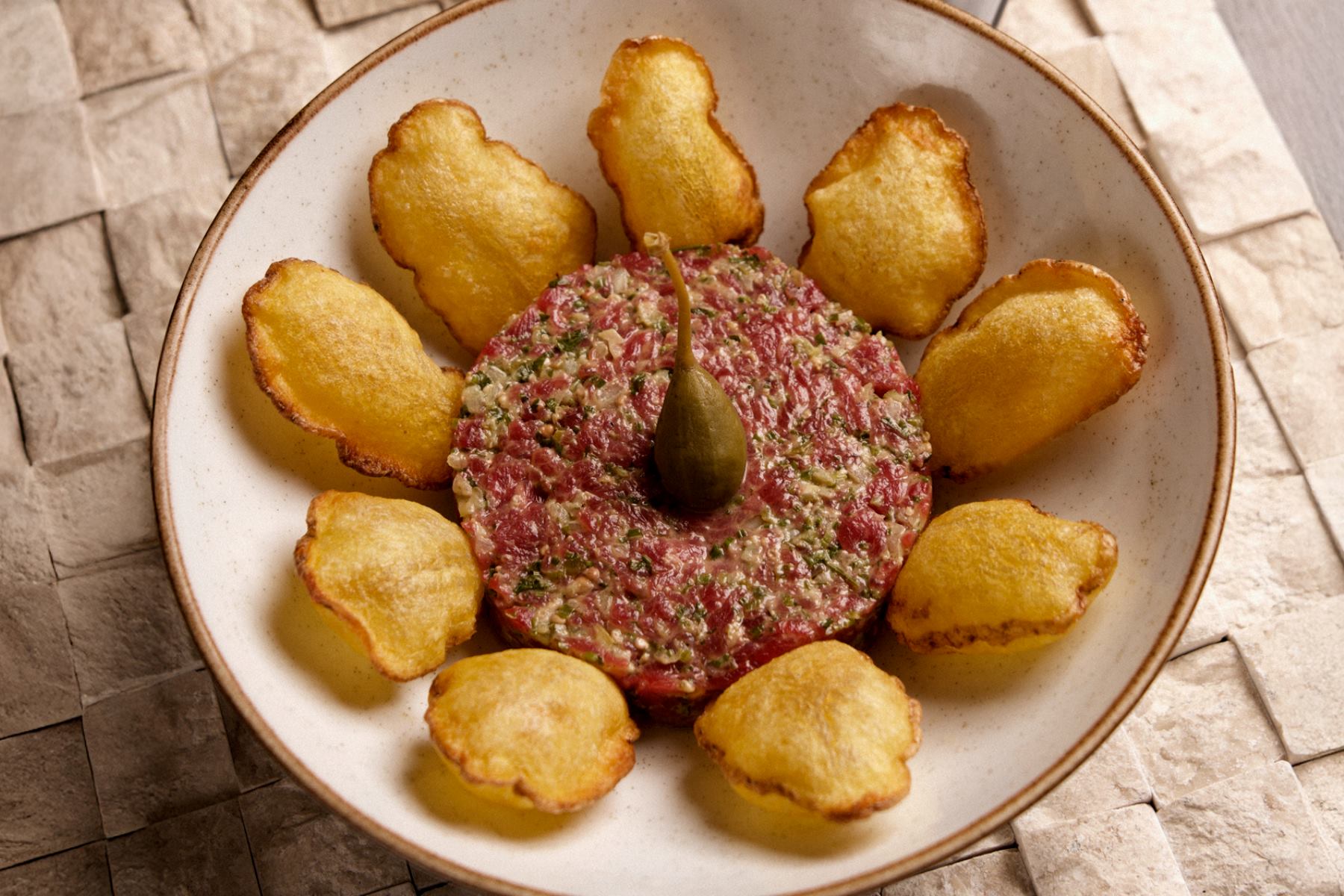  Steak Tartare do restaurante paulistano Pobre Juan, um clássico preparado com cortes selecionados. © Frederico Filico Souza/Pobre Juan