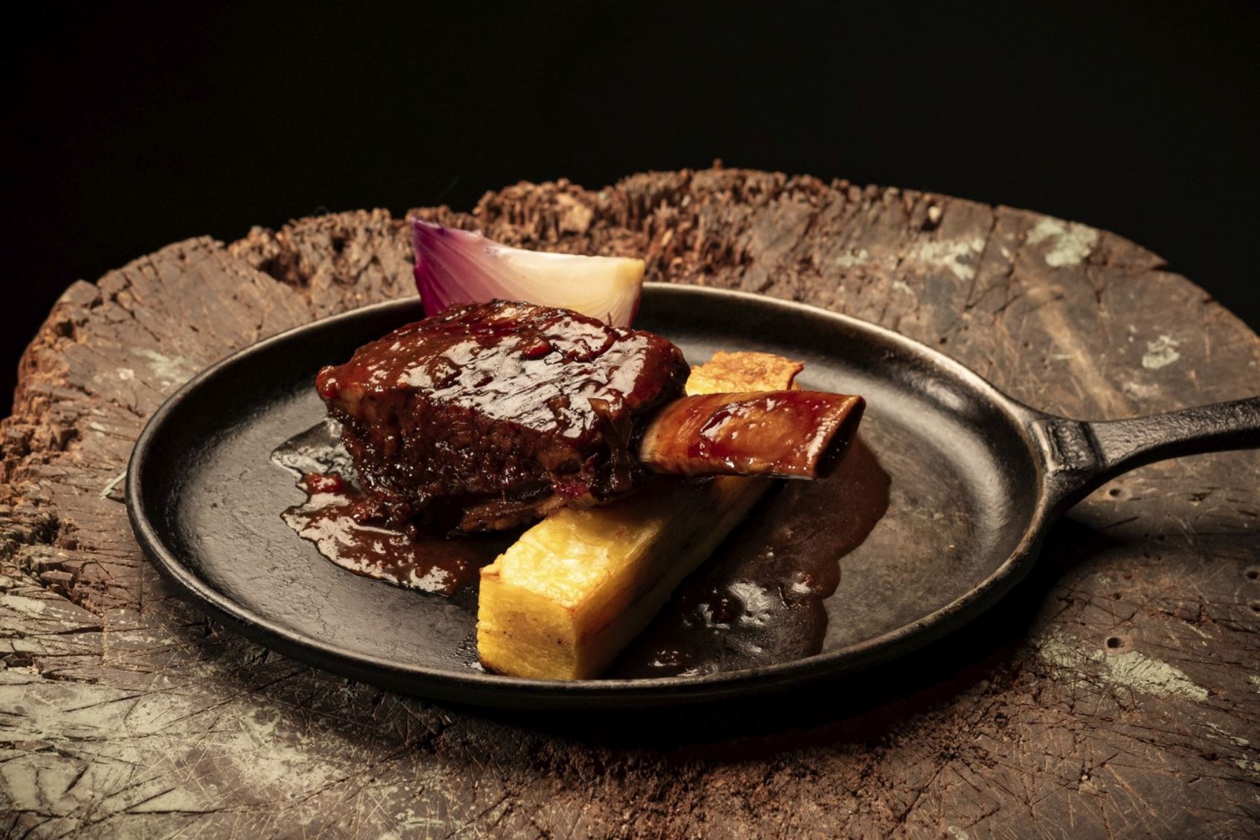 Costela bovina glaceada com molho masala, acompanhada de mil-folhas de batata e cebolas assadas, do restaurante Giulietta Carni, de São Paulo. © Stephan Solon/Giulietta Carni