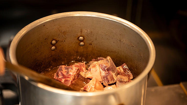 Meat marinated with spices and other seasonings, the base for a rich gravy © Hisashi Yoshino / the MICHELIN Guide