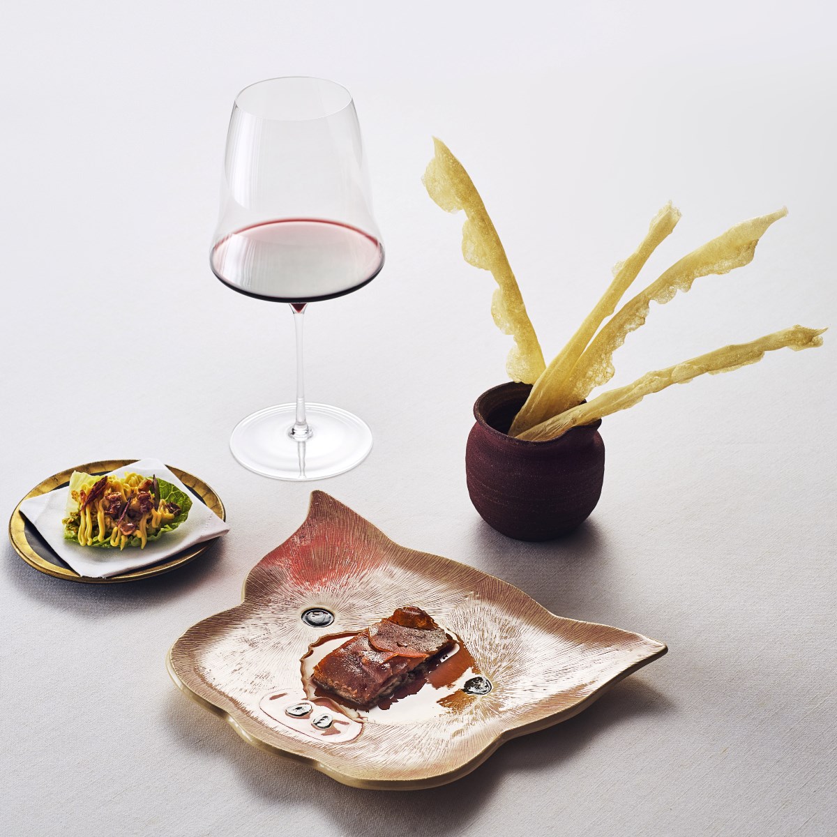 Leitão à Bairrada, reinterpretado pelo chef Ricardo Costa no The Yeatman Gastronomic R., distinguido com duas Estrelas MICHELIN. © The Yeatman Gastronomic R.