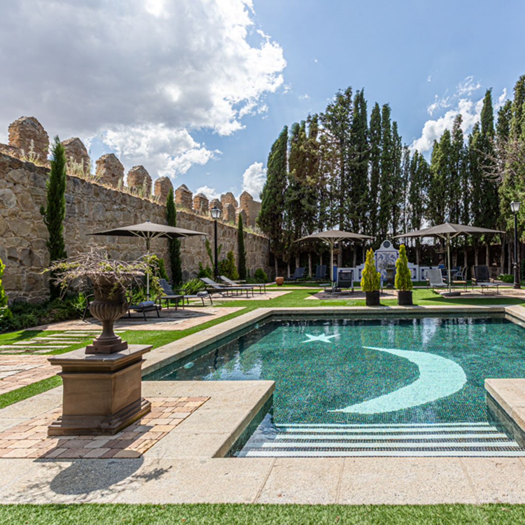 El jardín de La Casa del Presidente comparte historia con la muralla de Ávila, a la izquierda. © La Casa del Presidente