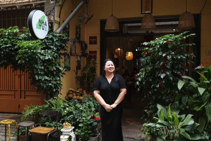 After years in aviation, Tu Dang found her true altitude — somewhere between broth, fire and memory. (© Mervin Lee/The MICHELIN Guide Vietnam)