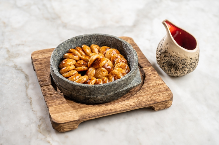 Sweet masabeeb (mini pancakes) drizzled with Saudi honey from MICHELIN-selected Maiz in Riyadh. ©Alkhozama/Maiz