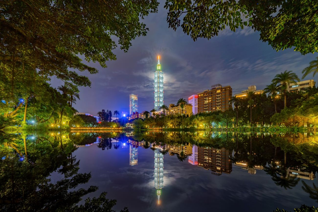 The view of Taiwan capital Taipei’s financial district from Park Garden at night. © tampatra/iStock