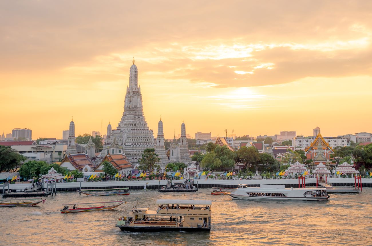 The view of Wat Arun, a Buddhist temple on the banks of Chao Phraya in Bangkok, Thailand. © pinglabel/iStock