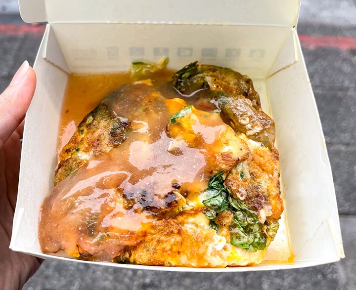 MICHELIN-recommended Yuan Huan Pien Oyster Egg Omelette at Ningxia Night Market. ©MICHELIN