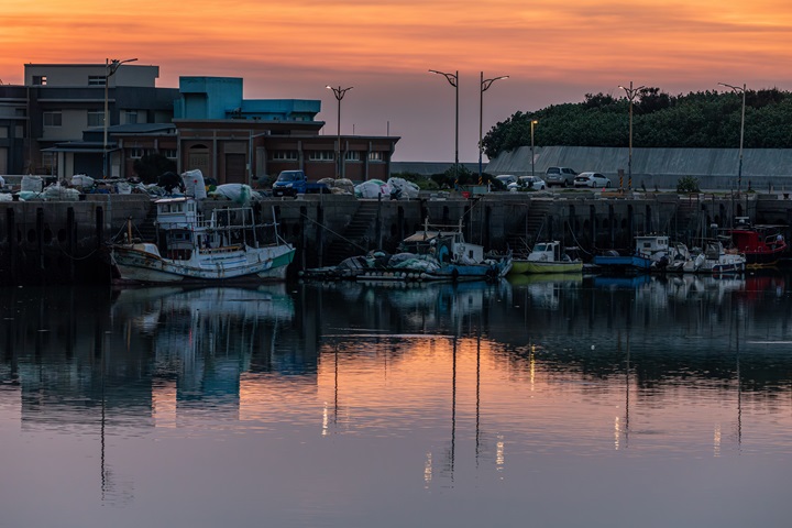 With steady breezes and open waters, Nanliao Fishing Harbor is a prime spot for windsurfing, sailing and other water sports. ©Shutterstock