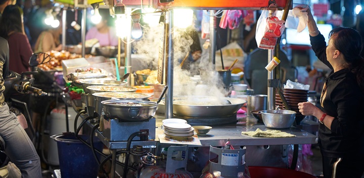 Summer nights at the night market: delicious bites and vibrant energy around every corner. © Shutterstock