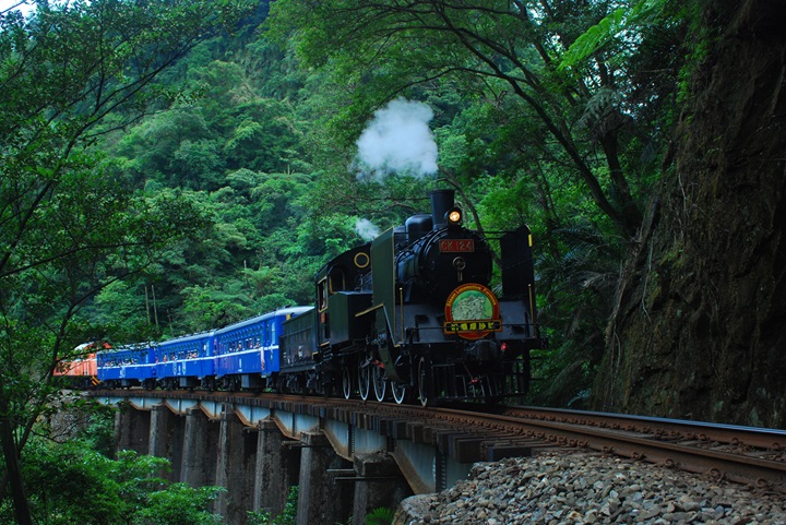 In Taiwan, summer is best experienced by rail. Pictured: a charming vintage carriage on New Taipei’s Pingxi Line. © 郭鶴銓 / Taiwan Tourism Administration