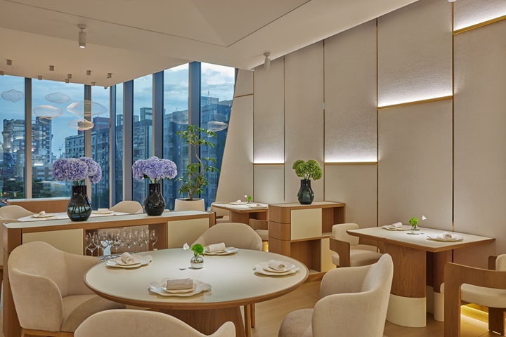The Two-MICHELIN-Starred Restaurant A offers an extensive wine selection alongside a beautifully crafted menu. ©林科呈/A