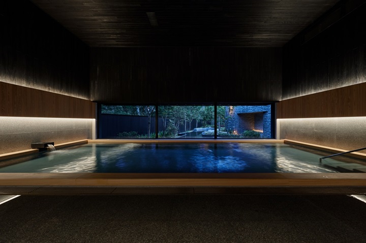 After a day on the river, retreat to the nearby One-MICHELIN-Key hotel Hoshinoya Guguan to enjoy the hot spring for a rest. © Hoshinoya Guguan