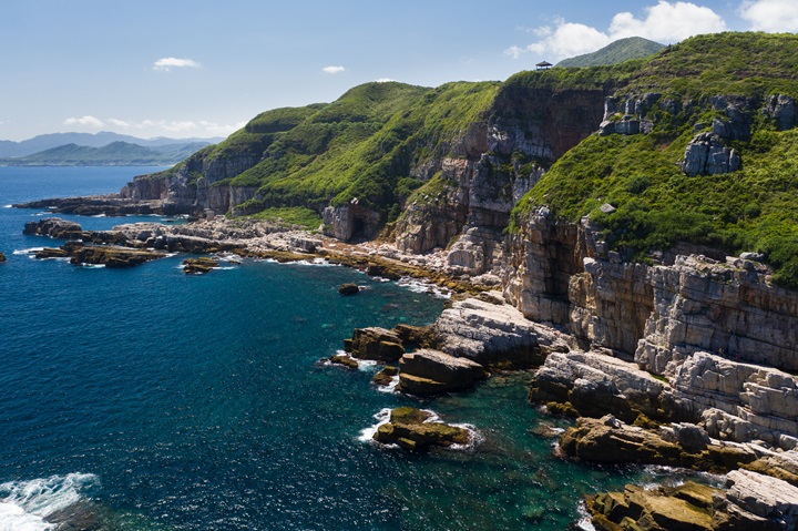 If you love diving, don’t miss Longdong Bay — a long-loved hotspot for water sports in Taiwan. ©Shutterstock