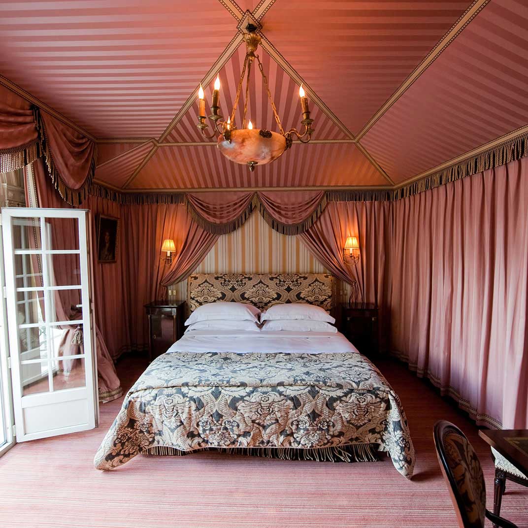 The balcony suite, named Reine Hortense, decorated in pink silk at L'Hotel. © L'Hotel Paris