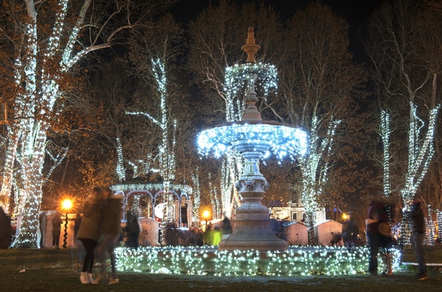 Zagreb illuminated fountain in park Zrinjevac - Majaiva/iStock