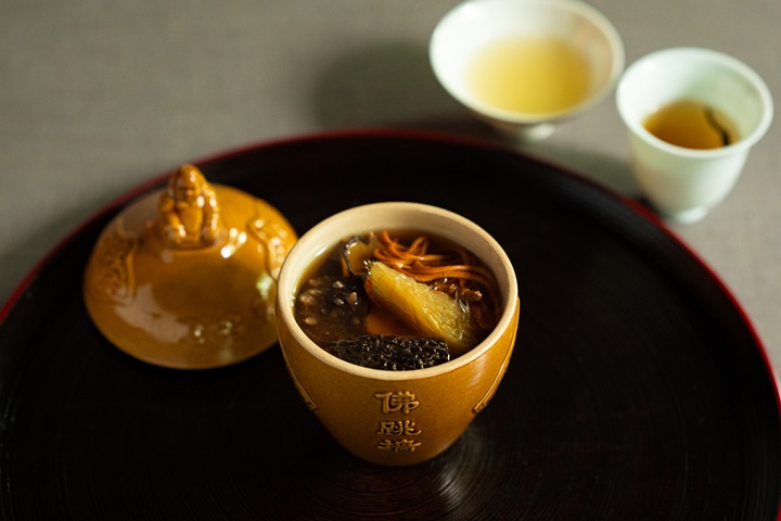 Chef Tomoya Kawada of Three-MICHELIN-Starred Sazenka in Tokyo reinterprets Buddha Jumps Over the Wall in a unique way. (©Sazenka)