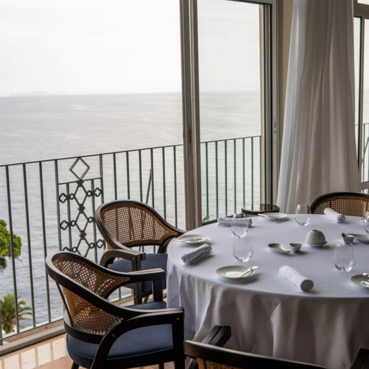 Situado no Belmond Reid's Palace, o restaurante William oferece vista para o Atlântico e uma sobremesa que brinca com os sabores da tradicional bebida insular pé de cabra. © William