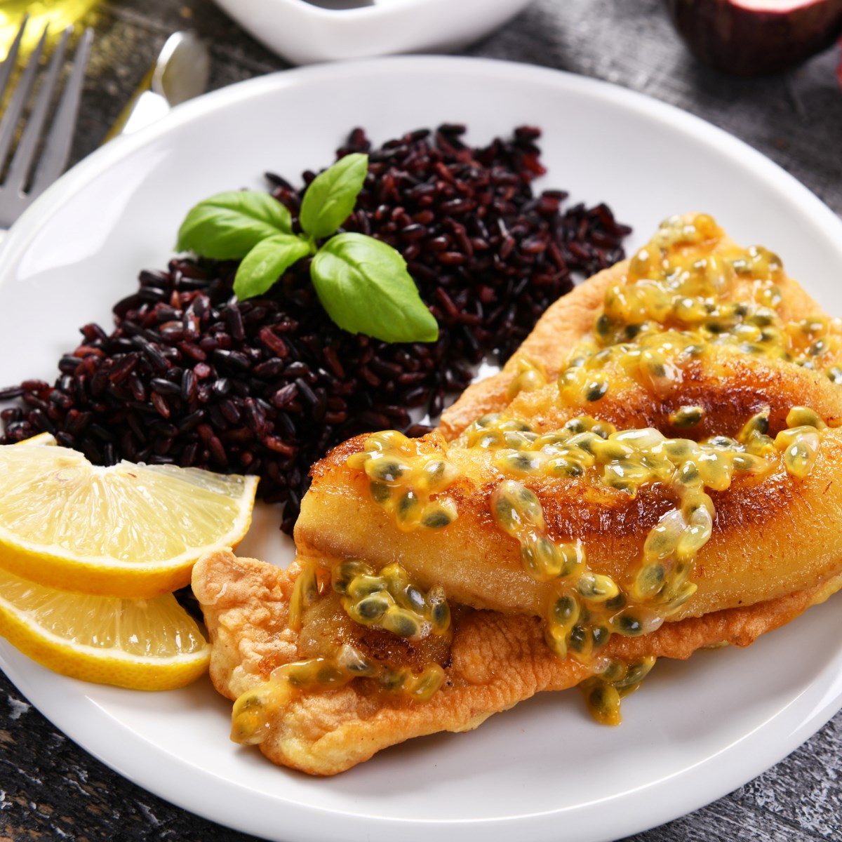 Na Madeira, o peixe-espada-preto é, quase sempre, servido panado e frito, acompanhado de banana e maracujá. © Piotr Krzeslak/iStock