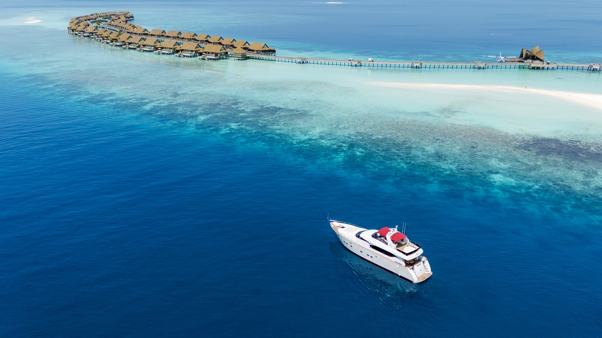 At JOALI, days drift by on private yachts, deserted sandbanks and coral gardens — with sunsets, starry dinners and overwater luxury done quietly, beautifully right. © JOALI