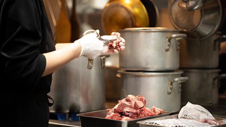 Careful preparations for mutton biryani underway in the Biryani Osawa kitchen © Hisashi Yoshino / The MICHELIN Guide  