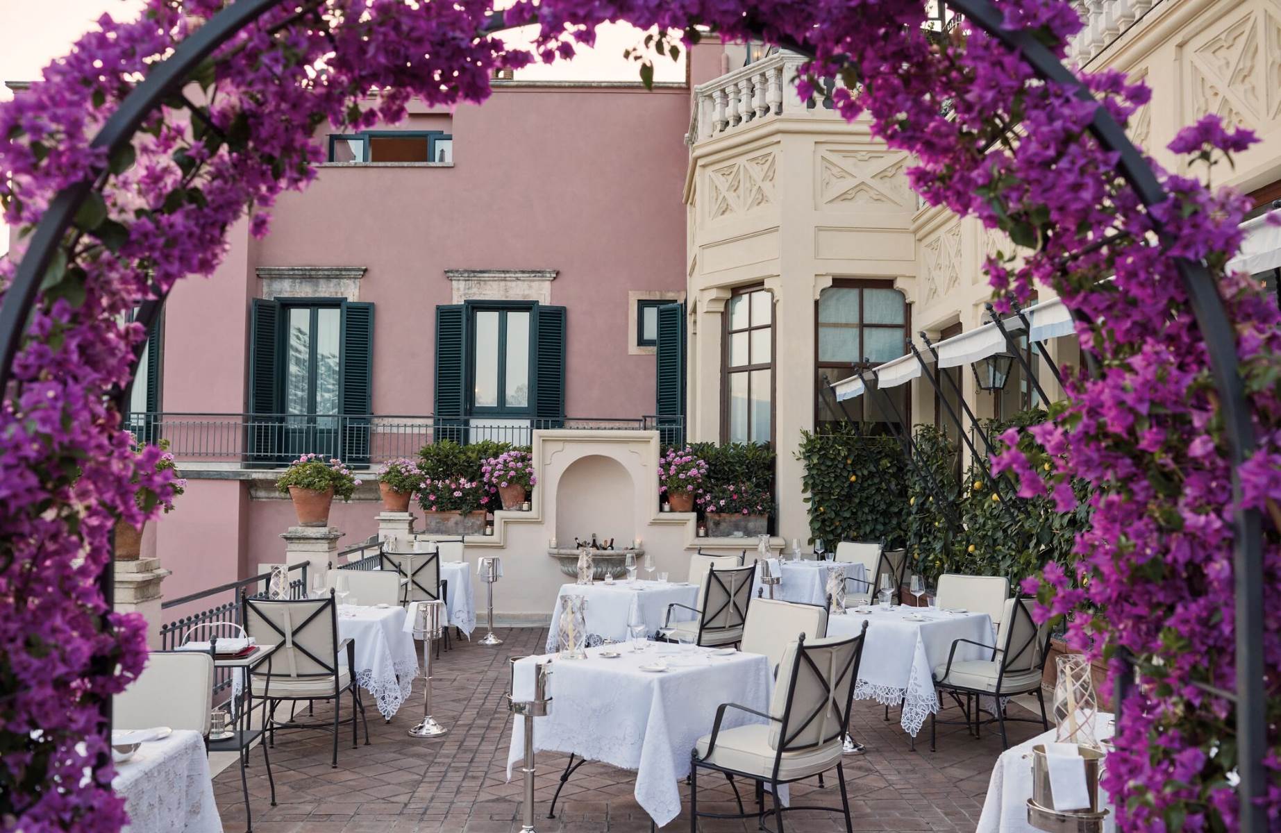 Un salotto gastronomico senza tempo, avvolto dalla bellezza di Taormina. © Otto Geleng