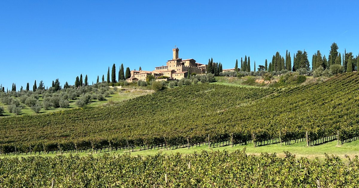 Luce, storia e armonia: il Borgo che incarna l’arte dell’ospitalità. © Morichini/Castello Banfi Il Borgo