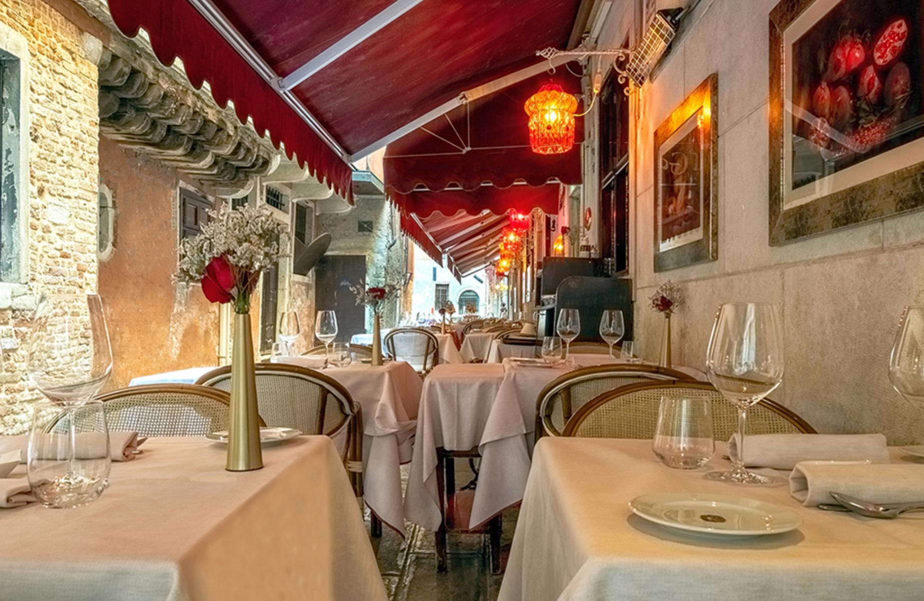 Un angolo di magia veneziana, dove ogni passo racconta romanticismo. © Bistrot de Venise