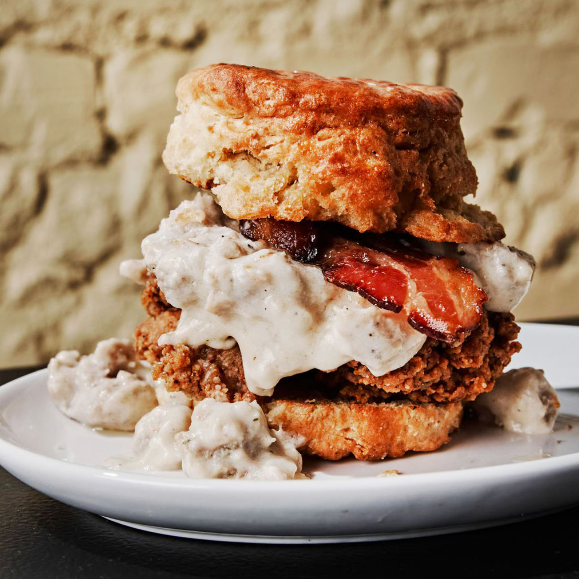 Le biscuit garni de bacon, de sauce et de poulet frit est un incontournable. © Andrew Thomas Lee/Bomb Biscuit Co.