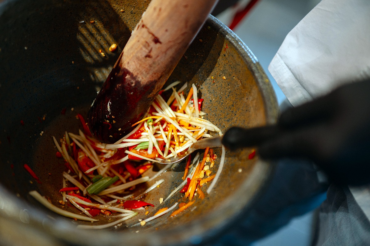 Don’t forget to taste as you pound the ingredients together. © Anuwat Senivansa Na Ayudhya/The MICHELIN Guide