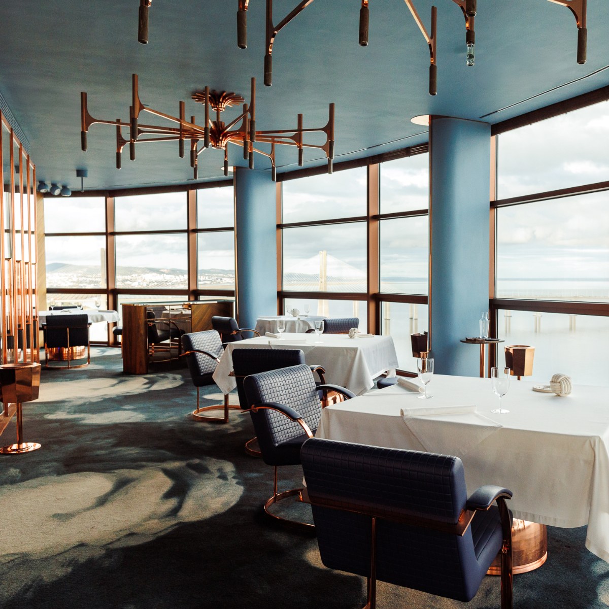 A partir do elegante e contemporânero Fifty Seconds, novo restaurante com duas Estrelas MICHELIN em Lisboa, é possível apreciar uma vista panorâmica sobre a cidade e o rio Tejo. © Henrique Isidoro/Fifty Seconds