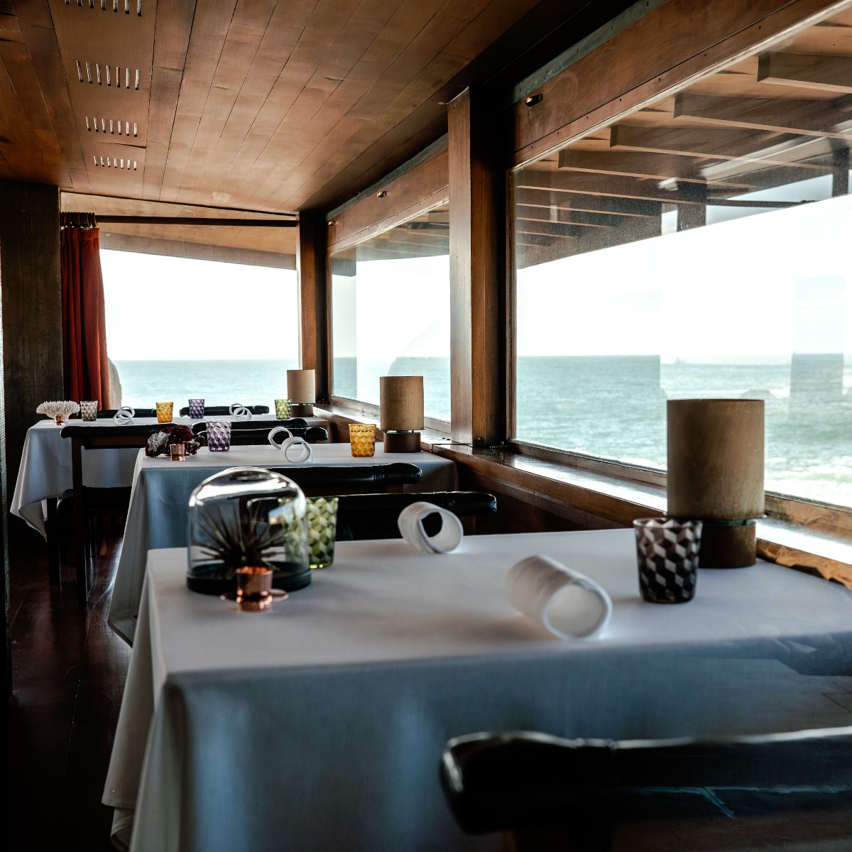 O Casa de Chá da Boa Nova foi uma das primeiras obras do arquiteto Álvaro Siza Vieira, e é ali que o sommelier Carlos Monteiro eleva a experiência gastronómica com escolhas de vinhos sempre certeiras. © Casa de Chá da Boa Nova